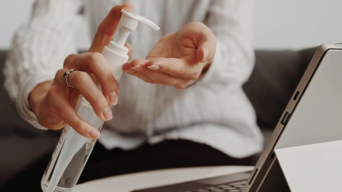 Eldeki Mürekkep Lekesi Nasıl Çıkar? En İyi 14 Yöntem