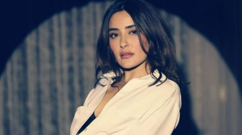 Melek Mosso Kimdir? Kaç Yaşında? Nereli? Eşi, Annesi, Boyu, Burcu